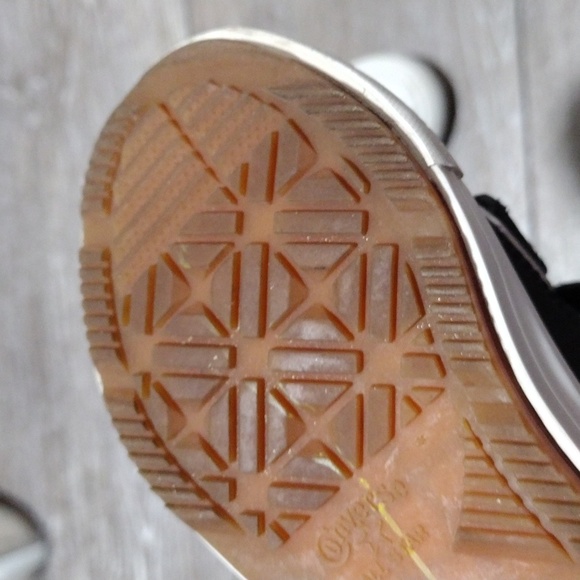 Converse black leather high top infant sneakers. Size 7 - Picture 8 of 10